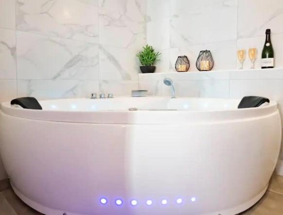 Majord'Home Spa 4*-L'Elegance-Balneo Vieille Ville Annecy Ngoại thất bức ảnh
